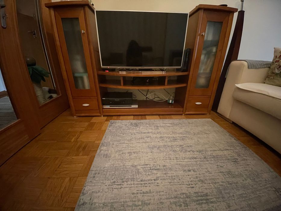 Tv móvel em cerejeira