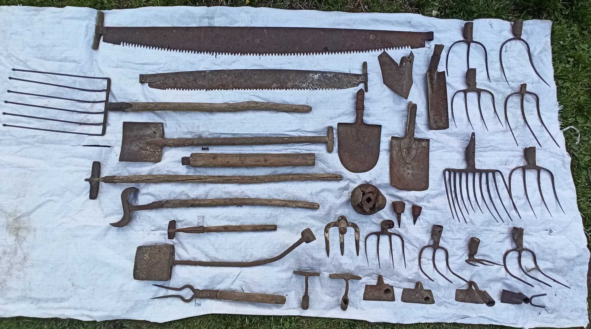 Stare zawiasy, narzędzia rolnicze, elementy wagi, okucia, haki