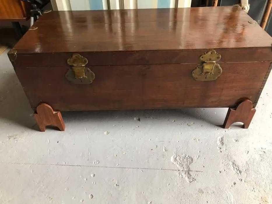 Arca Vintage, com detalhes em metal e pés separados.Bom estado