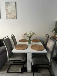 Biały lakierowany rozkładany stół z szarymi krzesłami 120x80