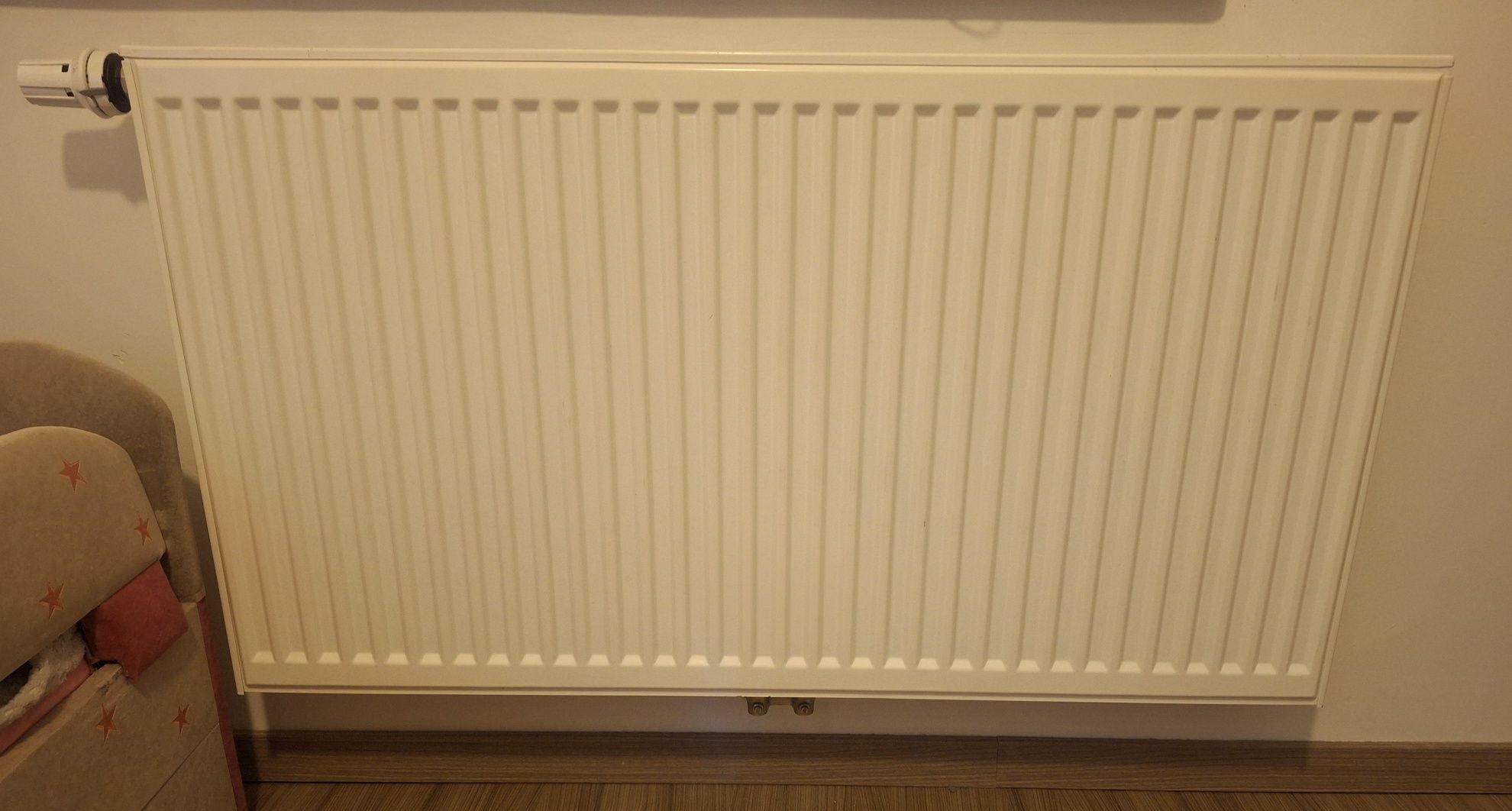 Grzejnik dwukomorowy 600x900 mm z termostatem i wieszakami
