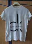 T-shirt branca com letras pretas