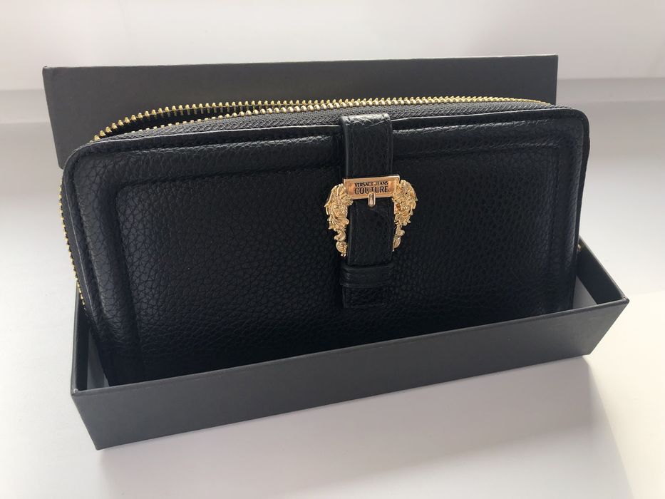 Czarny portfel Versace ze złotymi elementami