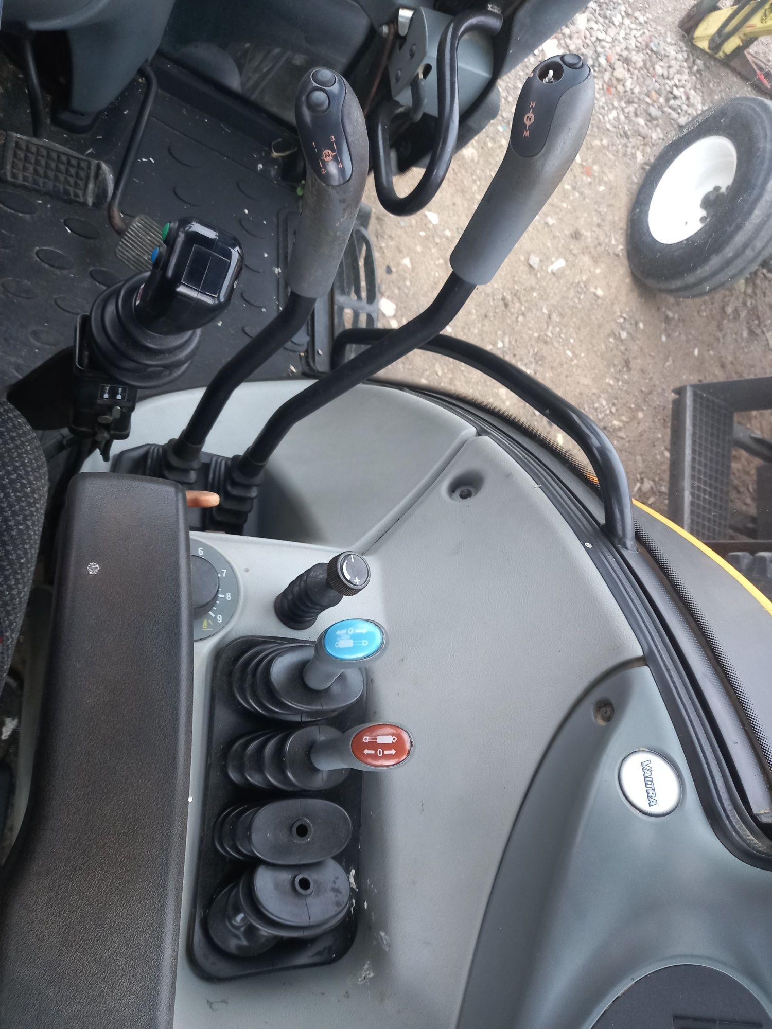 VALTRA N82 z Ładowaczem jak case Renault fendt john deere New Holland
