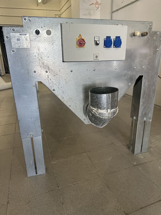 Шлифовальный стол Nestro NAST для работы ручным инструментом.