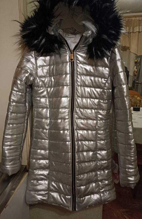 Серебристая стёганая куртка с красивым капюшоном