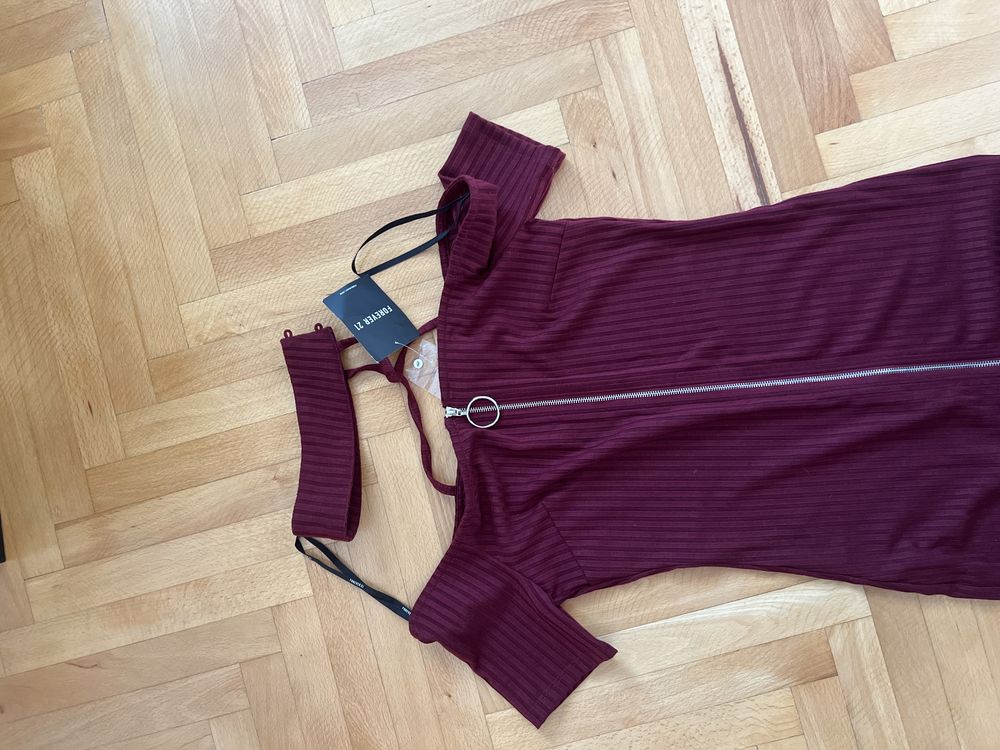 Елегантна сукня Forever 21 у трендовому бордо з чокером
