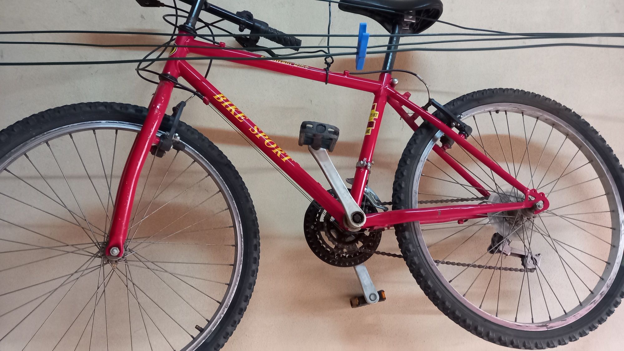 Duas bicicletas e uma garrafa
