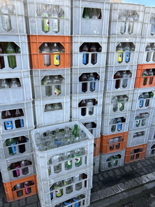 Skrzynki z butelkami puste transporter