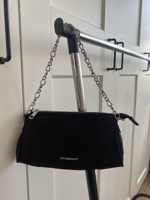 torebka mala czarna na ramie bershka