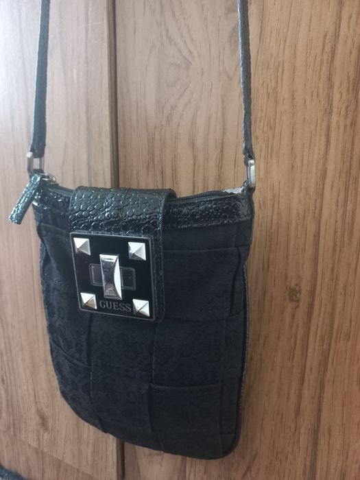 GUESS mała torebka listonoszka czarna pleciona przeplatana monogram