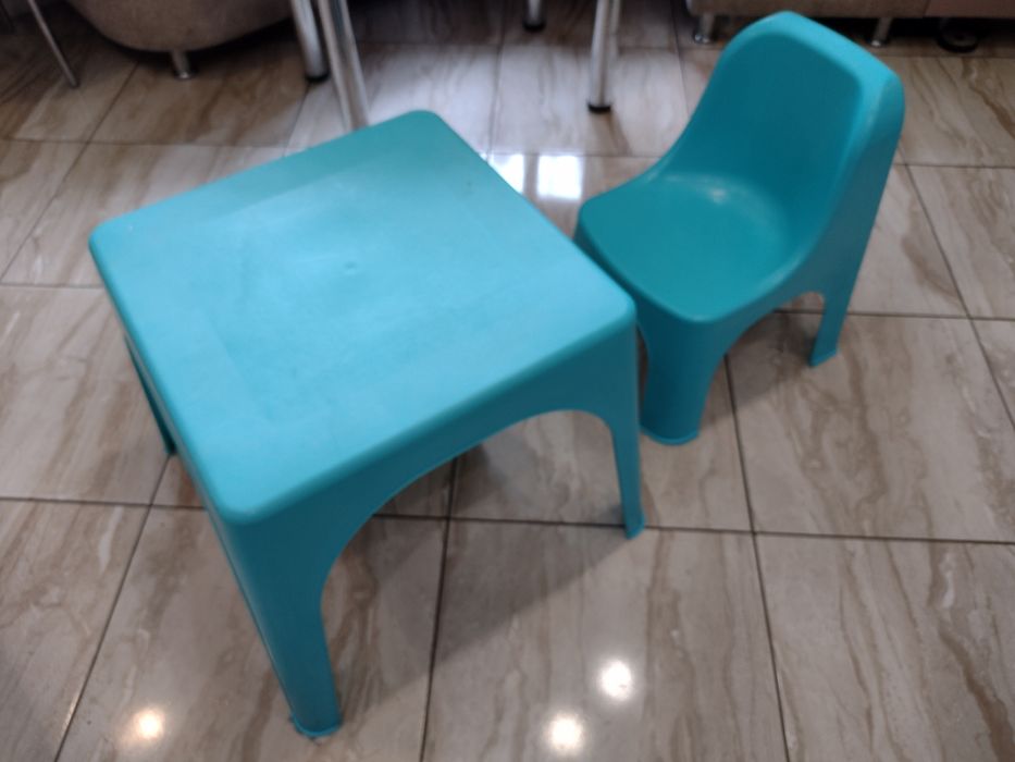 Дитячий стільчик і стол