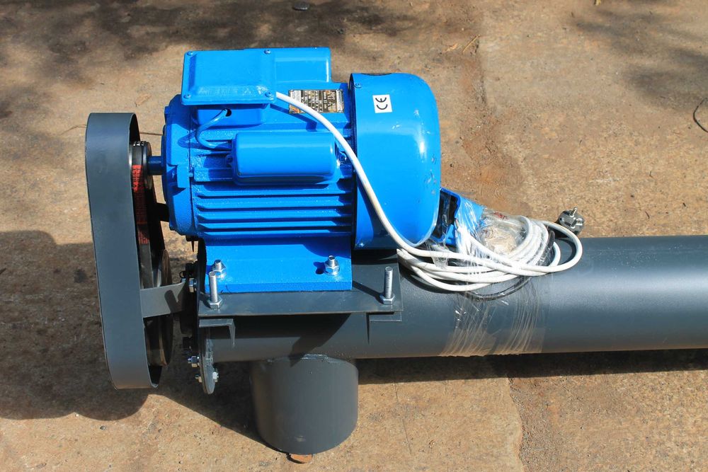 Шнековий навантажувач (погрузчик, загрузчик, конвейєр) в трубі