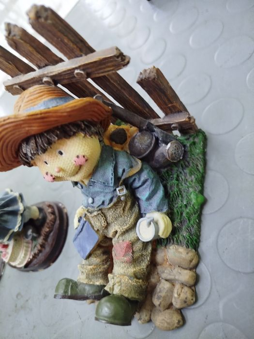 Mały wazonik dekoracyjny szklany i figurki