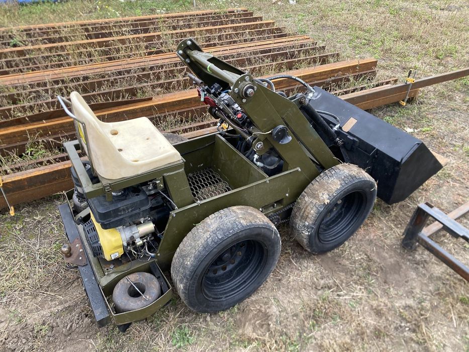 Міні погрузчик навантажувач трактор