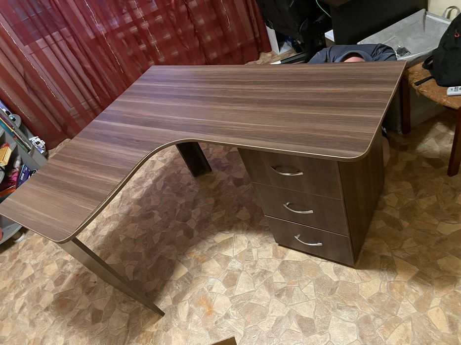 Комп'ютерний стіл