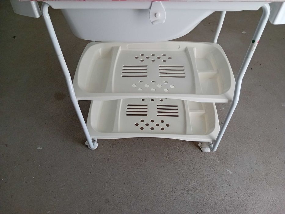 Muda fraldas com banheira