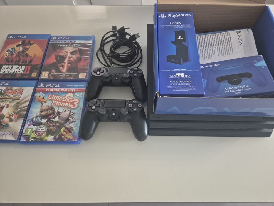 PS4 PRO CUH-7216B + 2 pady + gry
