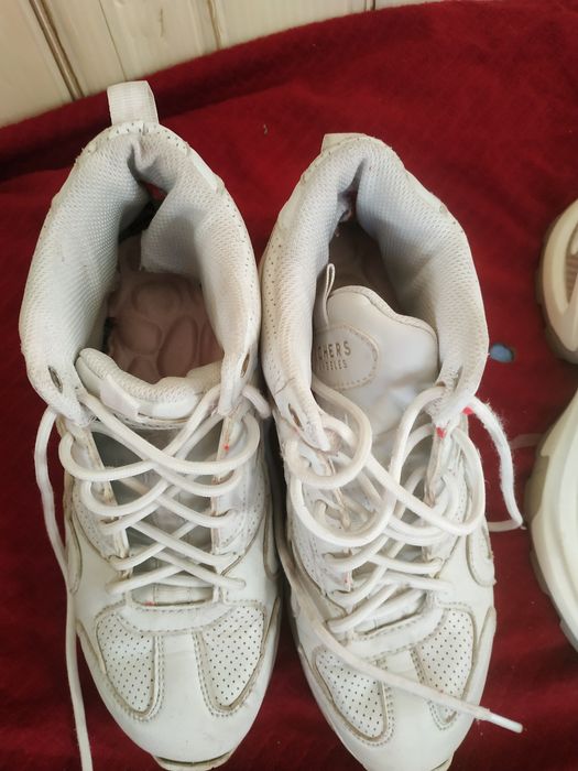 Кросівки жіночі фірмові тридцять дев'ятого розміру чорного колірн