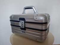 Kuferek kosmetyczny Rimowa