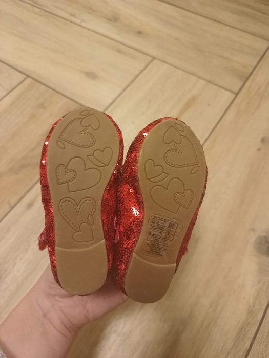 Dziewczęce niemowlęce czerwone buciki do sukienki z kokardkami Primark