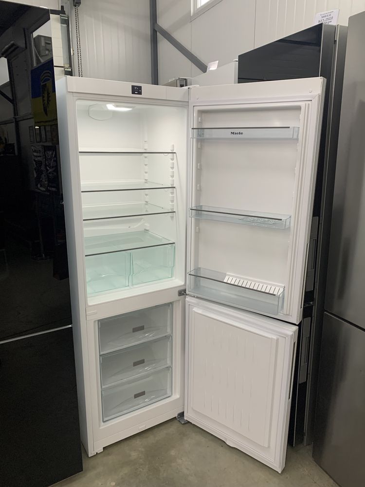Холодильники в чорному склі Miele KFN 29132 KD 28032