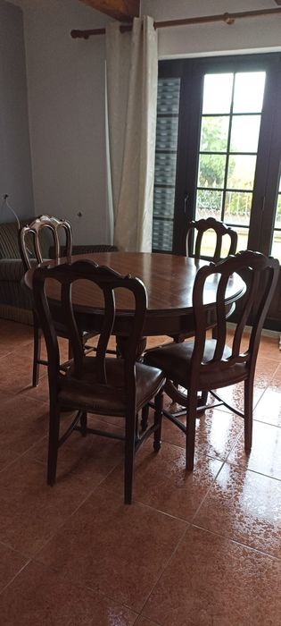 Mesa em madeira com 4 cadeiras
