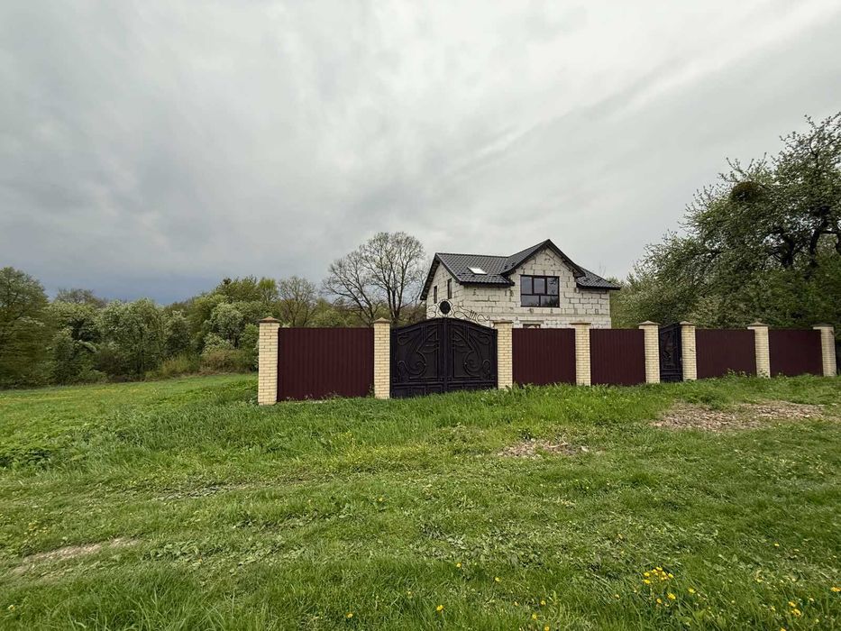 Продаж будинку в м.Самбір, село Ваньковичі. (25 сот.)ОГОРОДЖЕНИЙ.