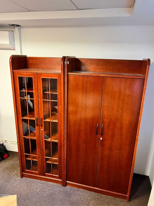 Zestaw pięknych klasycznych mebli drewnianych