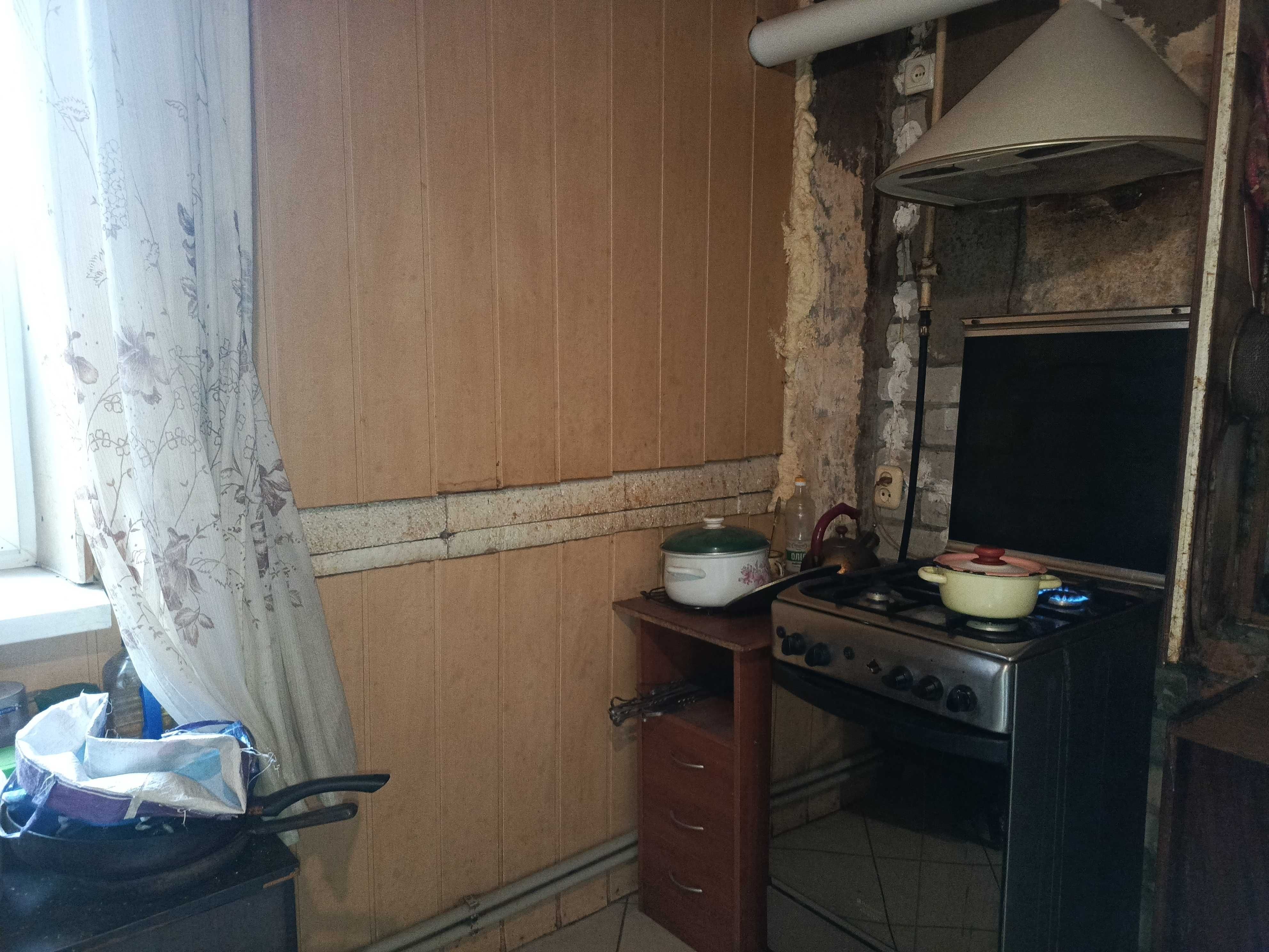 Продаю добротный кирпичный дом гМерефа удобный рн.