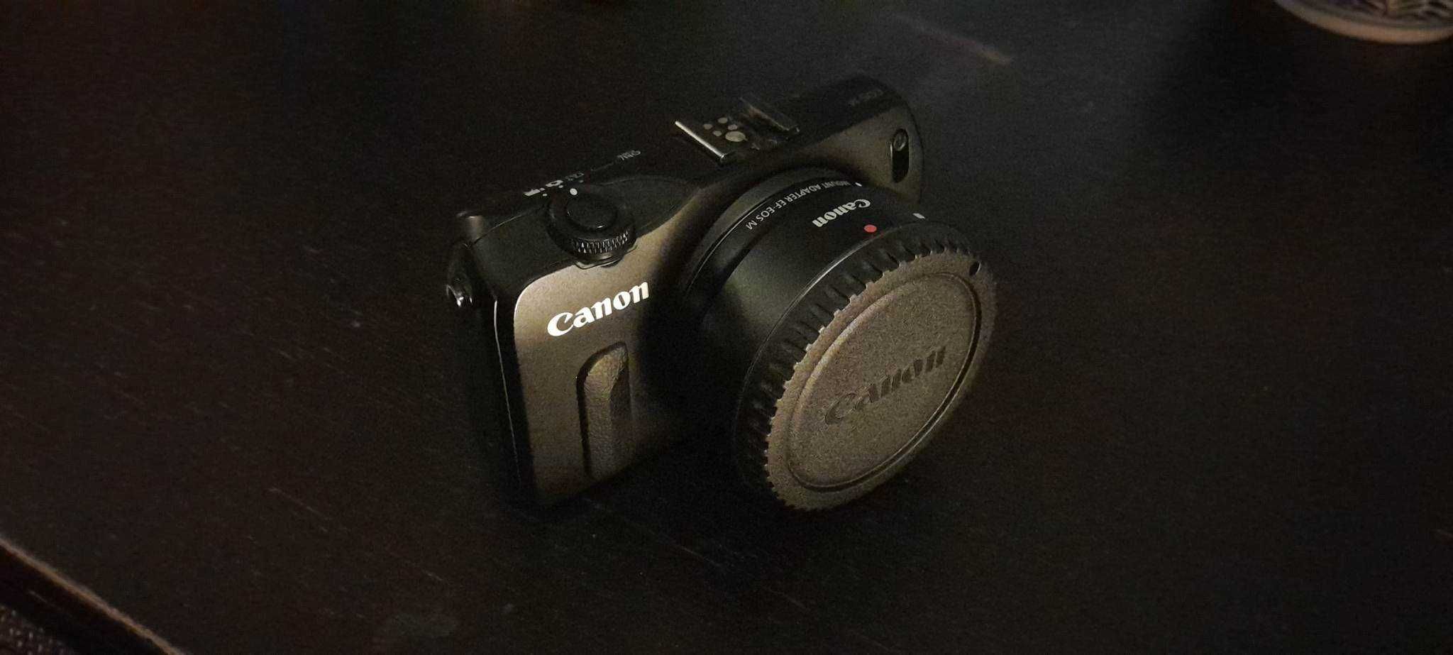 Canon EOS M com adaptador e acessórios