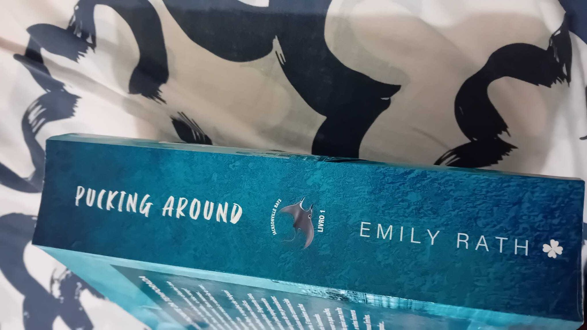 Livro Pucking Around - Emily Rath