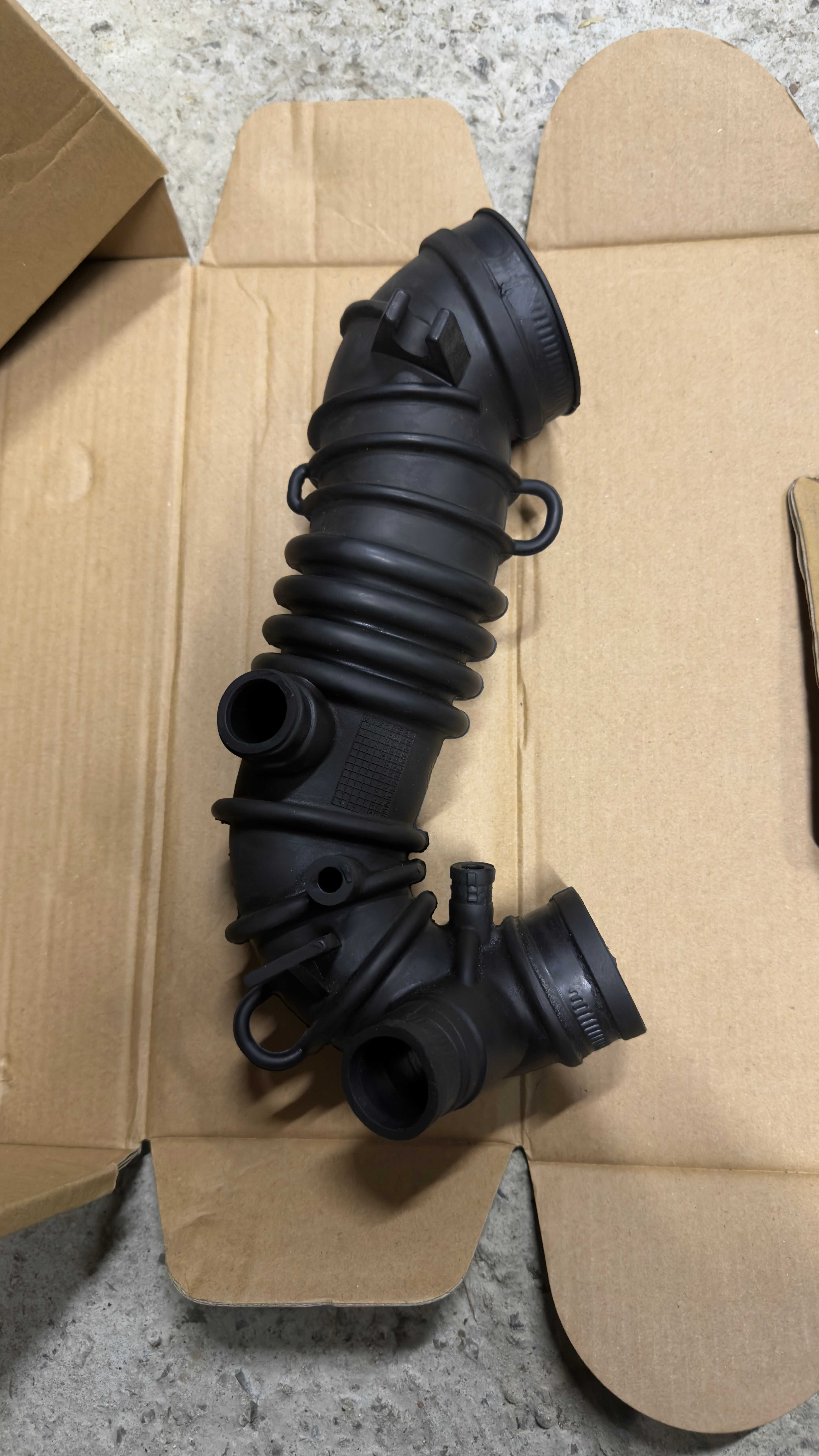 Dolot powietrza audi a4b6 1.8t avj 06B 133 356 N