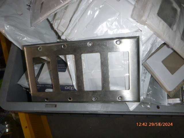 Osprzęt elektryczny 110 V gniazdka , wyłączniki , puszki