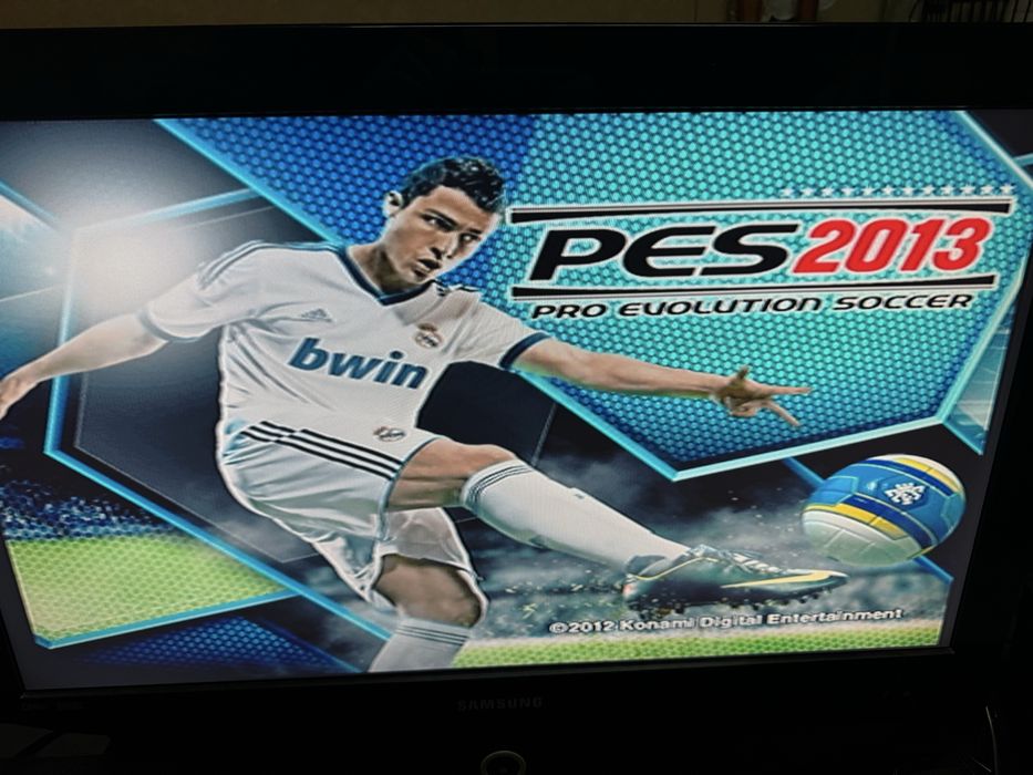 Playstation 2 com 2 comandos e 1 jogo