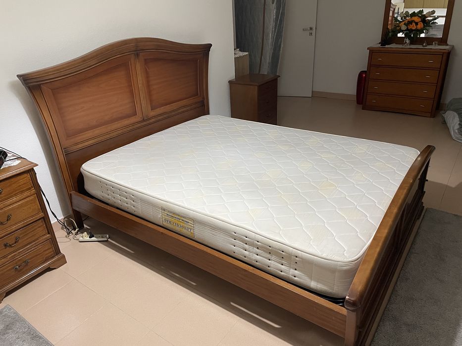 Cama + estrado + colchão + 2 mesas cabeceira + comoda