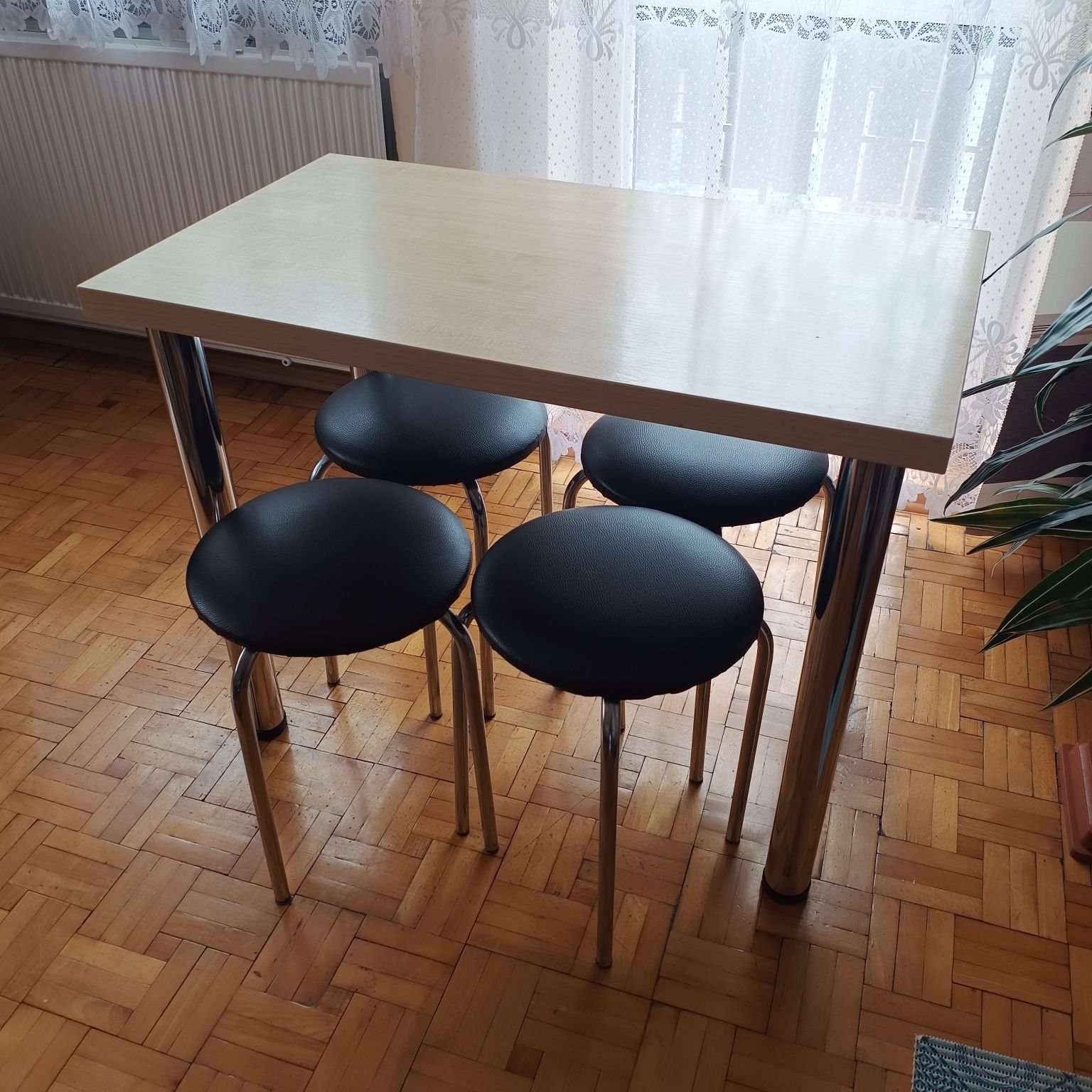 Stół kuchenny z krzesłami