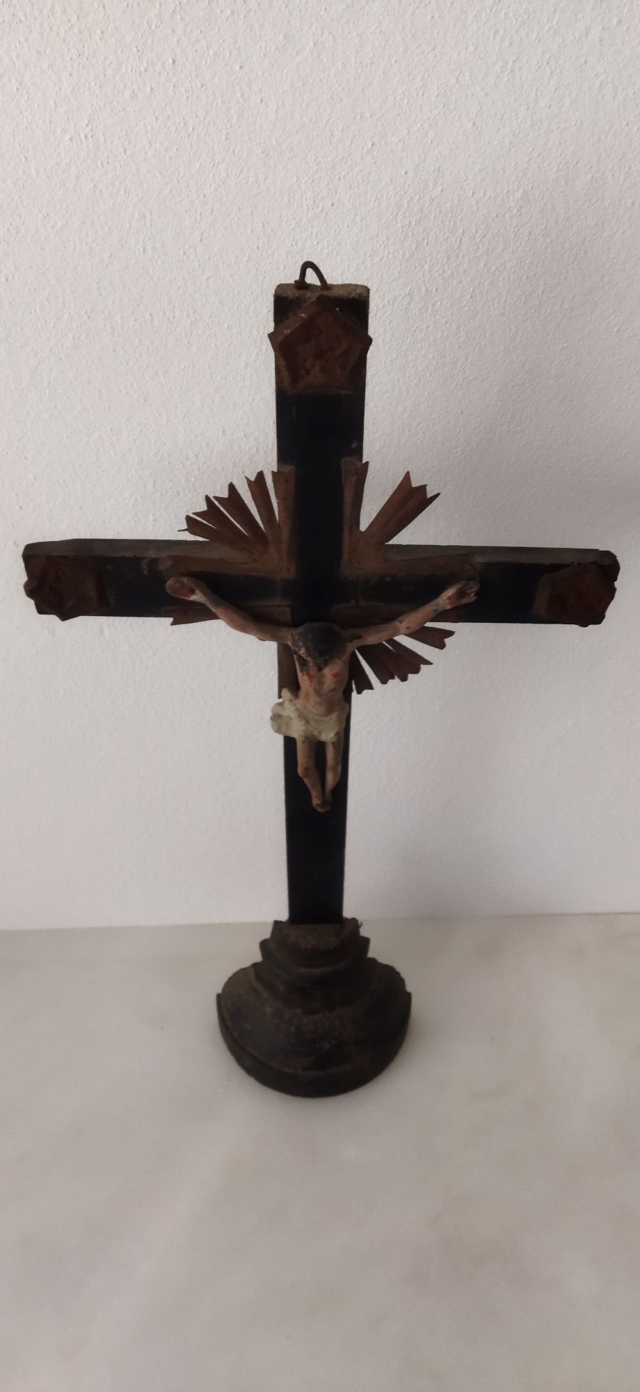 Crucifixo antigo em madeira