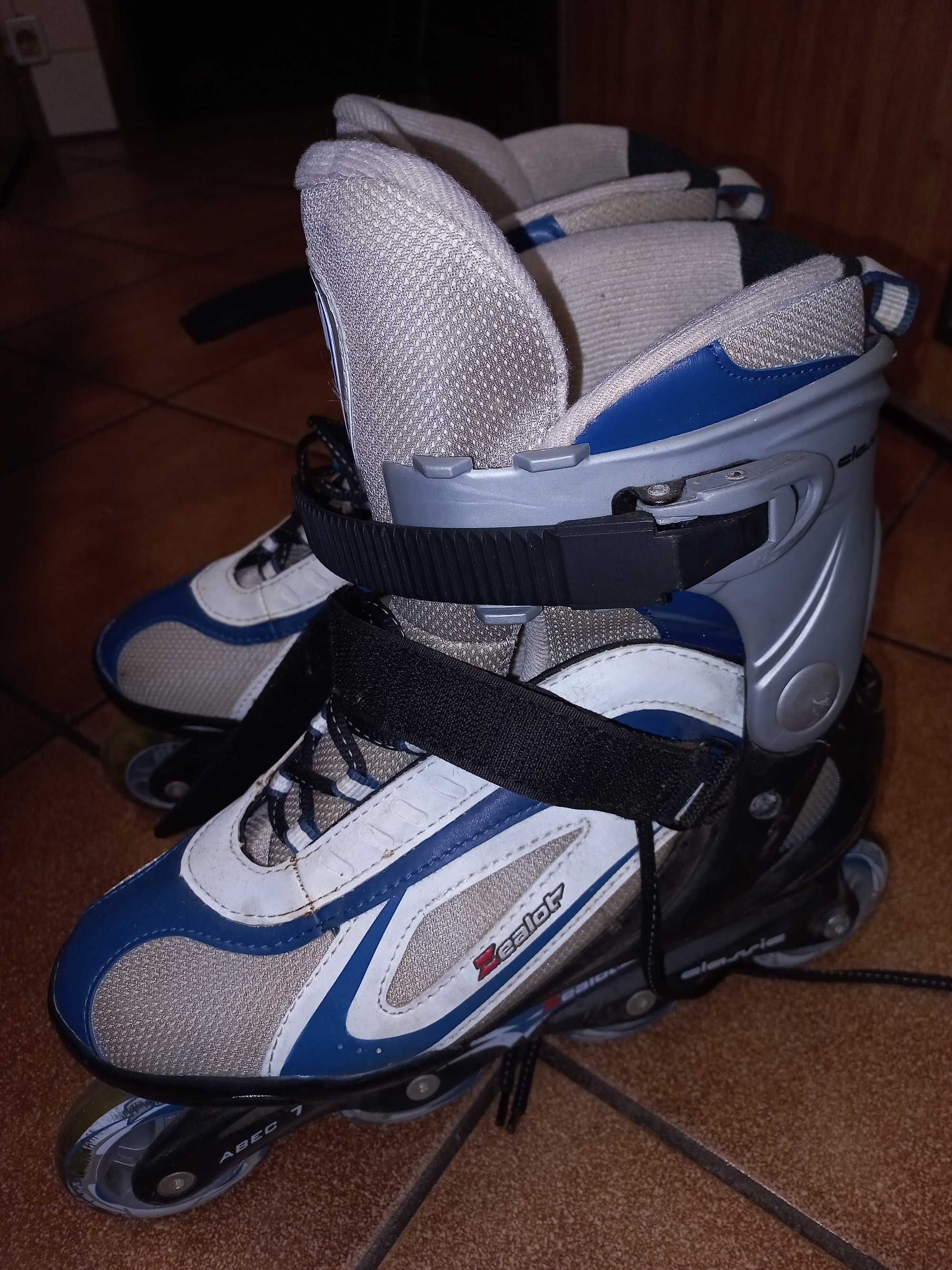 Par de patins em linha