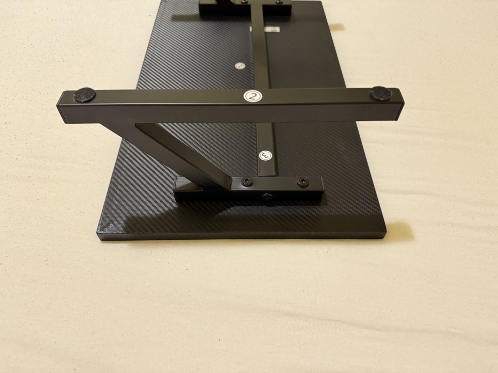 Mesa Pequena com acabamento estilo em fibra de carbono - 50x30 cm