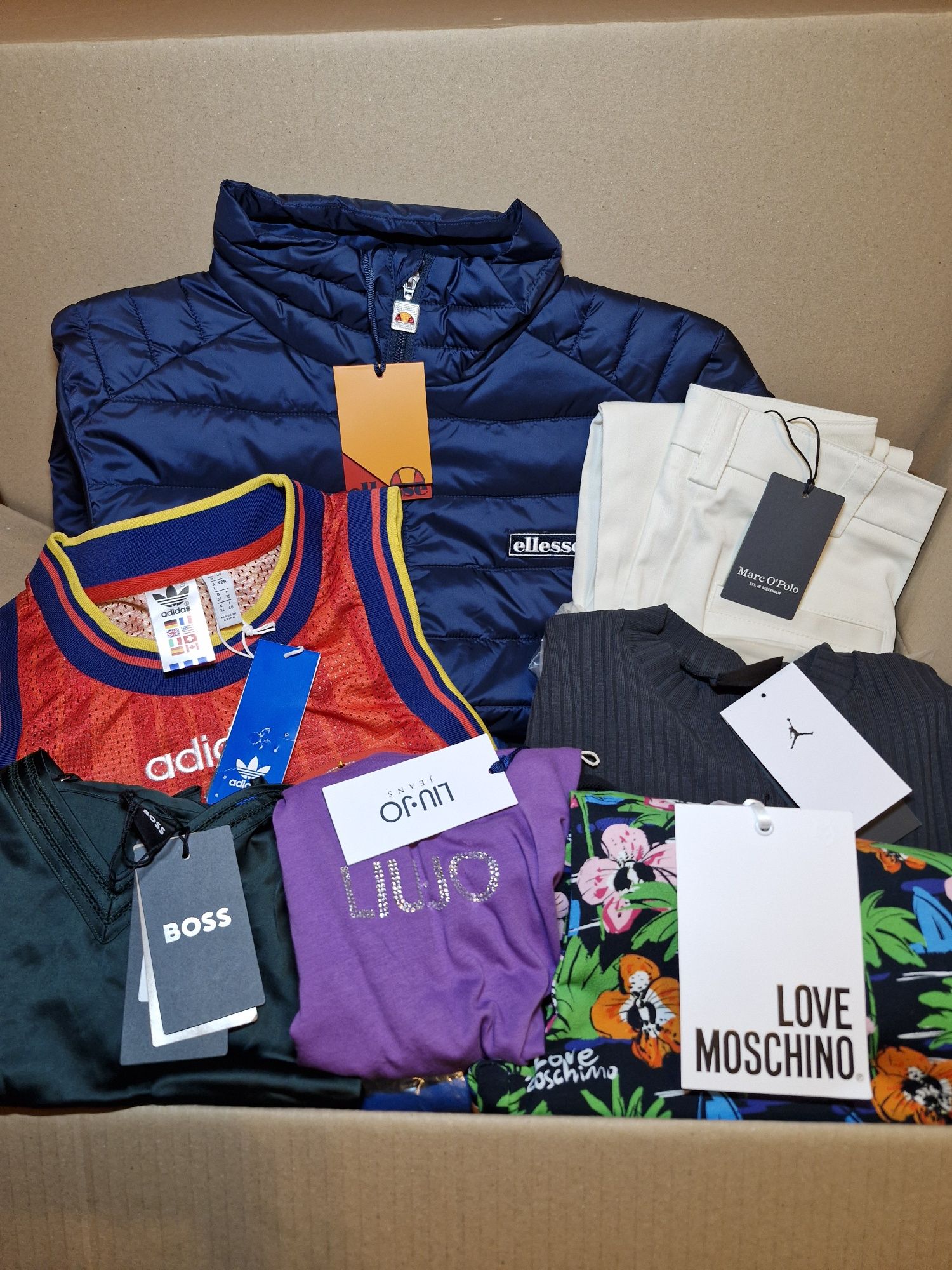 Pakiety odzieży kat AB boxy zwroty zalando na kg z hurtowni  stock