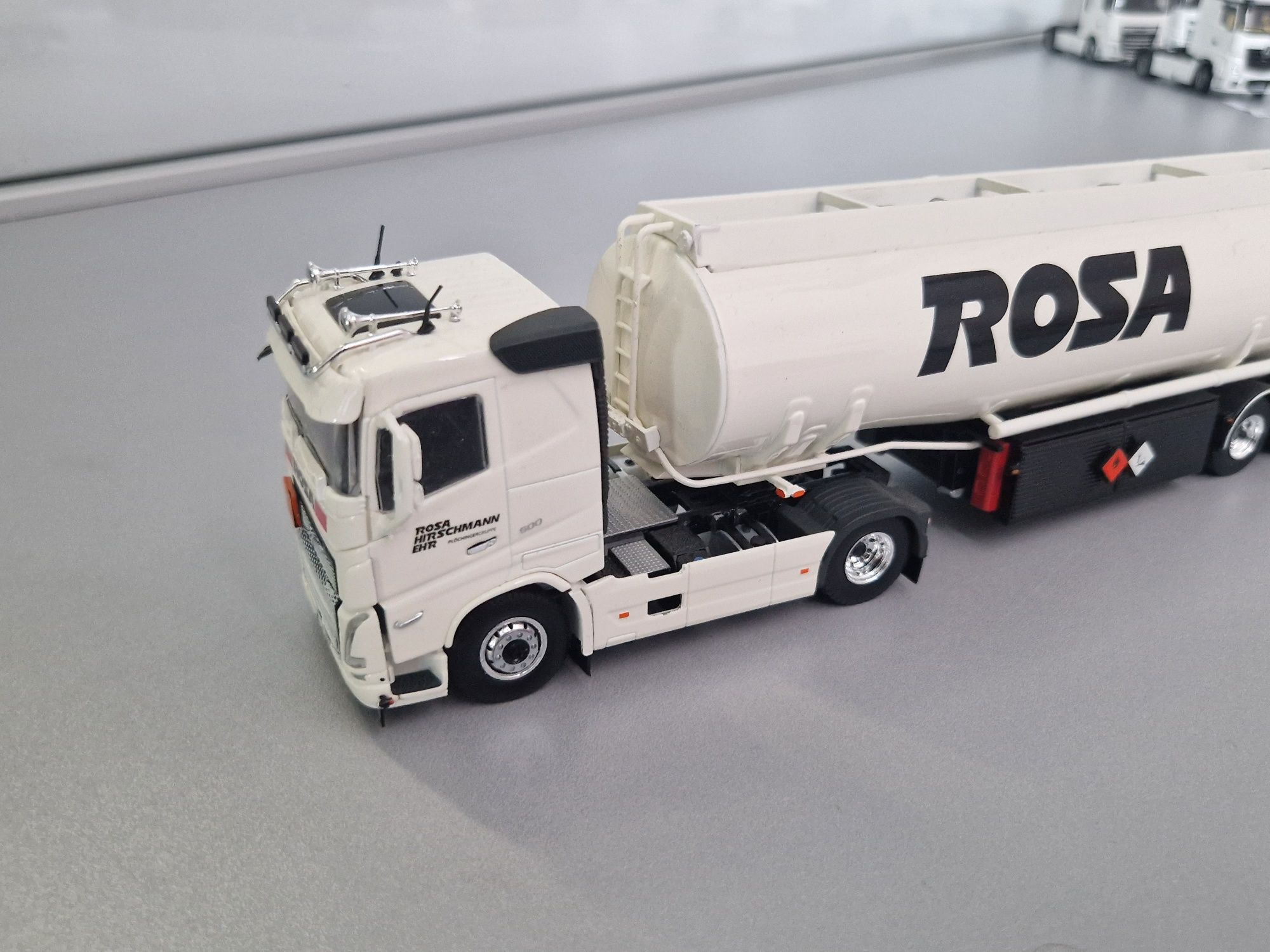 Cysterna paliwowa Volvo FH Rosa model Tekno 1:50