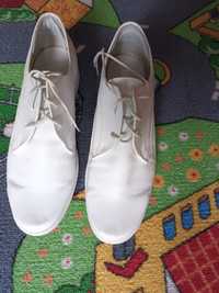 Białe buty komunijne dla chłopca 36