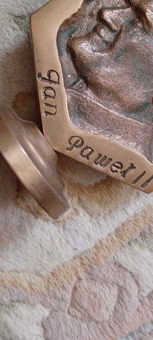 płaskorzeżba mosiężna Jan Paweł II wys 15cm sred 7cm szer 11