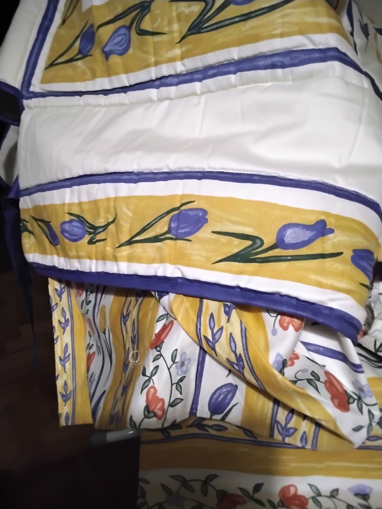 Conjunto edredon de solteiro com almofadas e tecidos cortinado