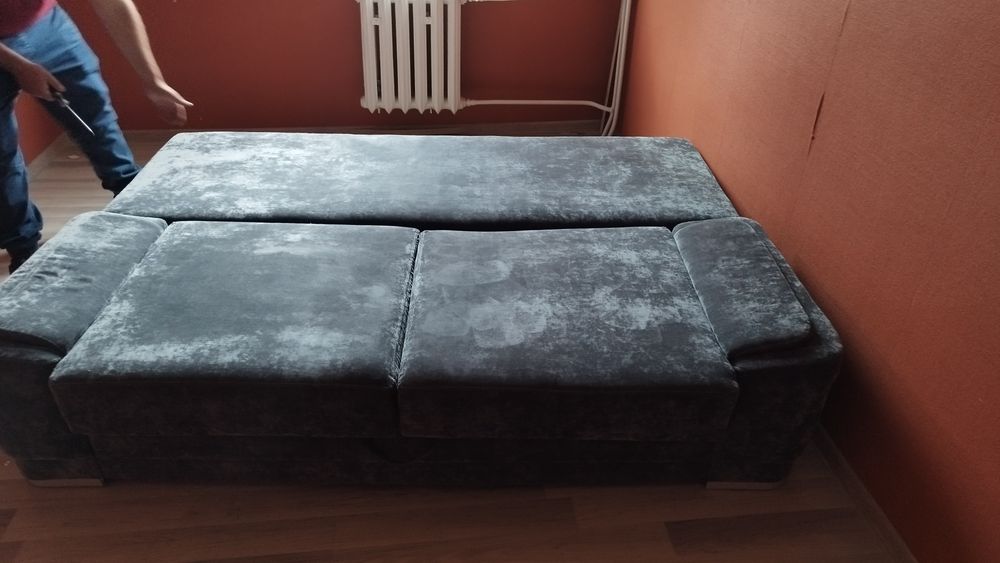 Szara sofa kanapa z funkcją spania 145x195