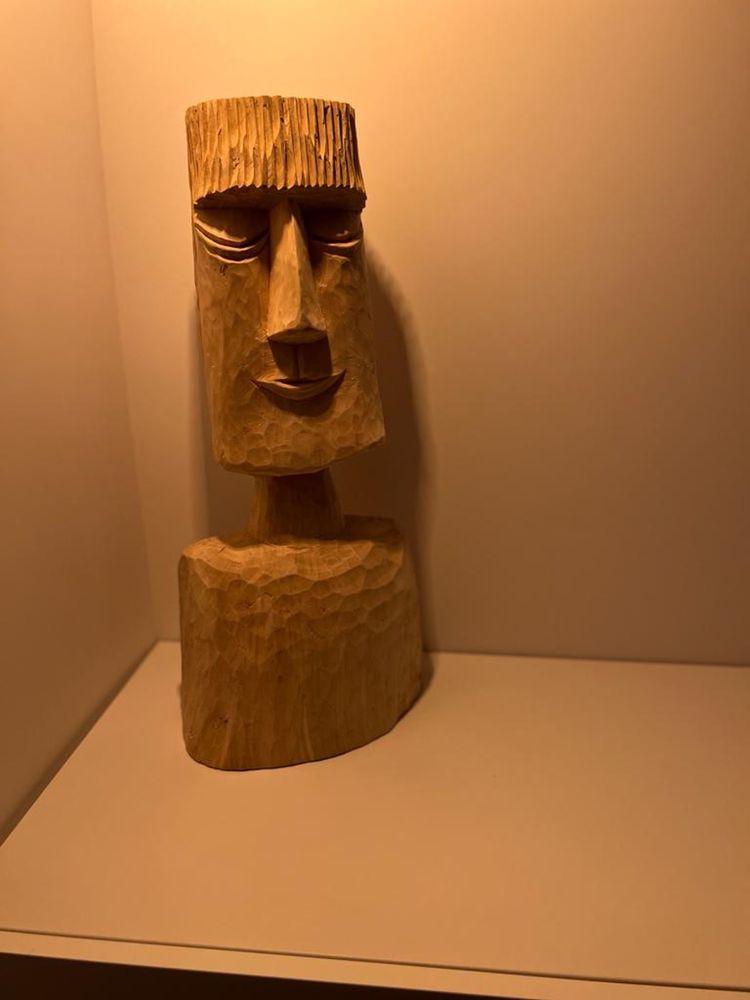 Rzeźba figurka drewniana nowoczesna