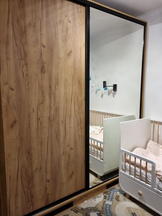 Szafa na ubrania z drzwiami przesuwnymi