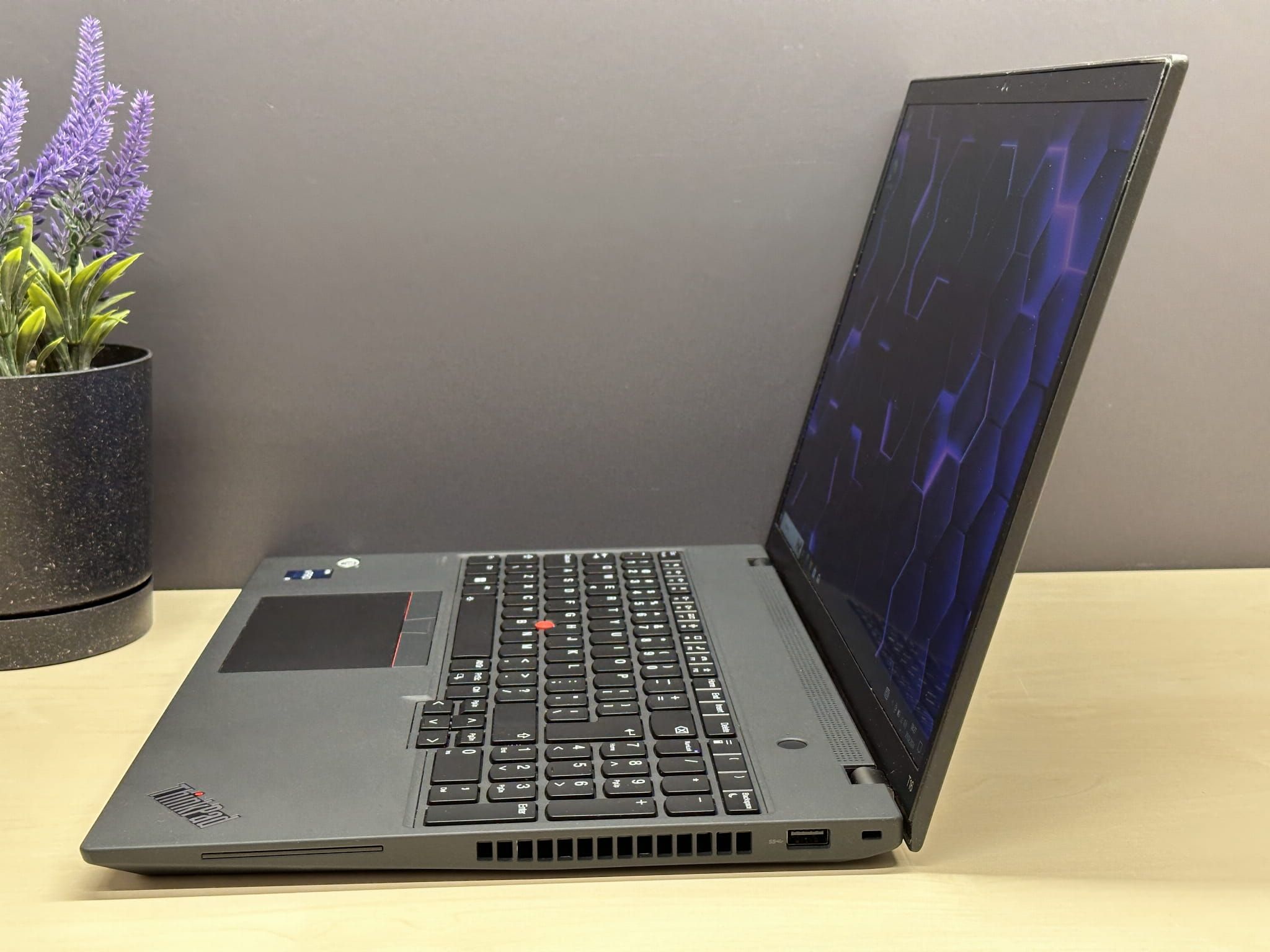 Laptop Lenovo ThinkPad T16 Gen 1 | i5-1245U / FHD+ / OUTLET / 32 / 512