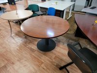 Mesa redonda de reunião - Tampo em madeira e pé e
